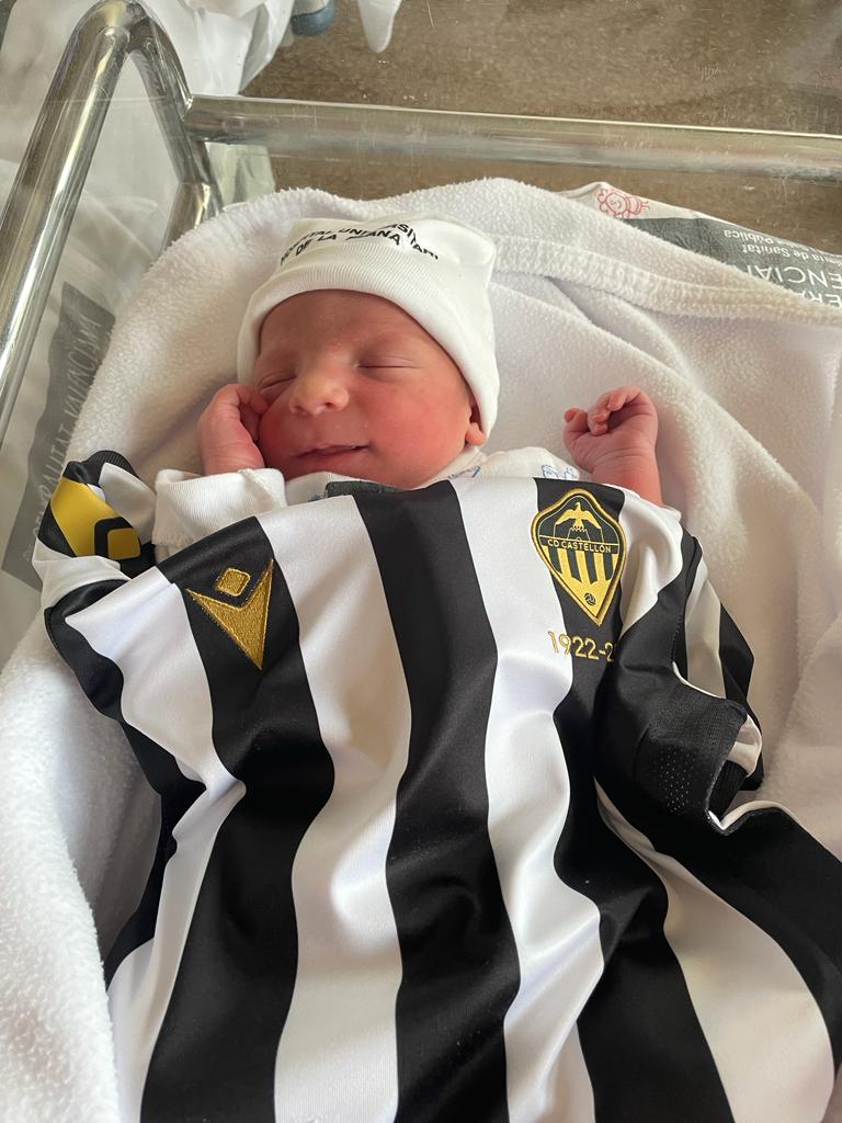 CD Castellón (@cdcastellon) on Twitter photo 👶 El @cdcastellon felicita <a href="/carlessalvador6/">Carles Salvador</a> i a la seua dona Sara pel naixement del seu segon fill 🤍🖤
Benvingut a la família albinegra, Carles ‼️
#PPO100👂 👶 El @cdcastellon felicita <a href="/carlessalvador6/">Carles Salvador</a> i a la seua dona Sara pel naixement del seu segon fill 🤍🖤
Benvingut a la família albinegra, Carles ‼️
#PPO100👂