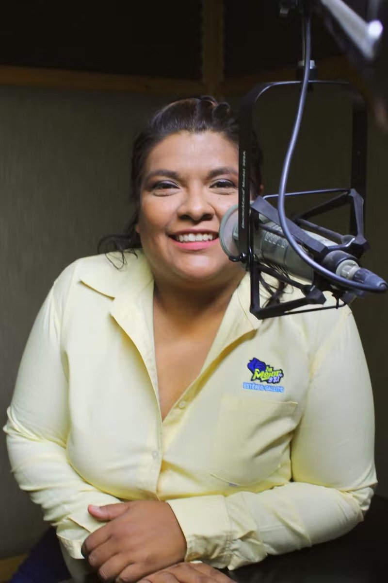 6⃣

Mayela Ávila es una apasionada por la radio y  sus reportajes periodísticos las convierte en historias sonoras para llegar a más personas. Desde 2001, es reportera de radio en la Zona Metropolitana de La Laguna en <a href="/noticierosgrem/">Noticieros GREM</a>

bordercenter.net/es/blog/entrev…