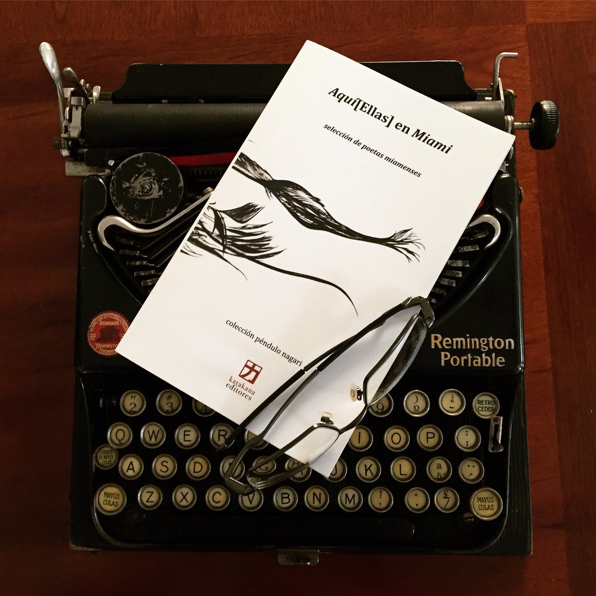 Seguimos con poesía este #8DeMarzo #DiaInternacionalDeLasMujeres 
Aquí[Ellas] en Miami
selección de poetas miamenses
<a href="/alejandraf620/">Alejandra Ferrazza</a> <a href="/GMiladelaRoca/">Roca</a> <a href="/arboldetuolvido/">Omar Villasana</a> 
Disponible aquí 👇a  un  precio  especial  (por  tiempo  limitado)
a.co/d/7y80AK2