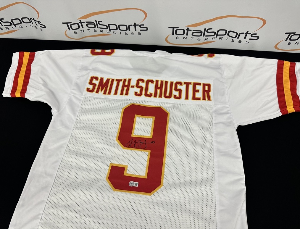 We're going to give a JuJu Smith-Schuster autographed jersey to someone who retweets this tweet and follows us!

We'll pick a winner on Monday 3/13!