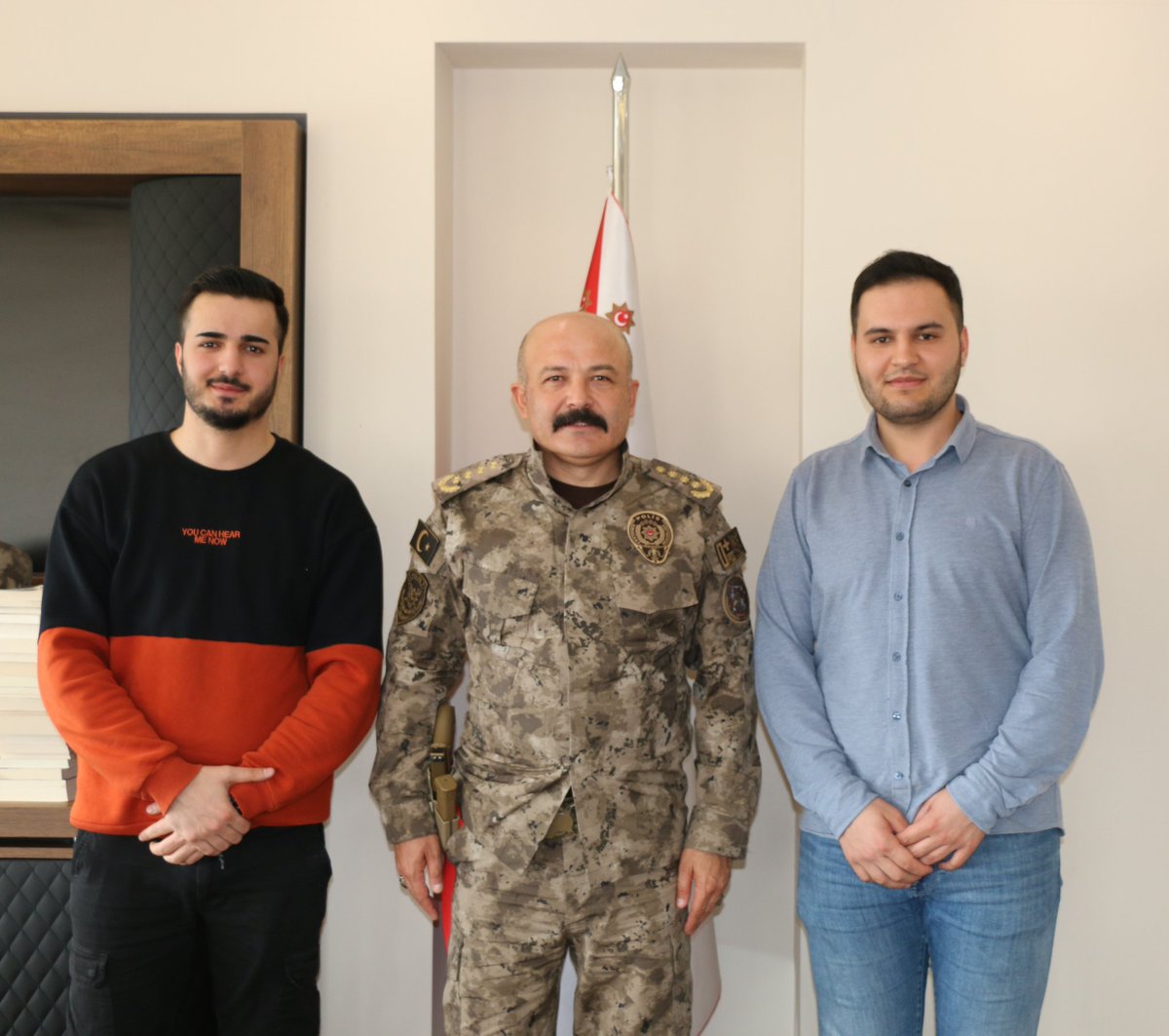 İstanbulda yaşayan Iğdırlı gençler Serhat ÖZCAN ve Ahmet ÇEKİM, İl Emniyet Müdürümüz Sn. Dr. Oğuzhan YONCA'yı makamında ziyaret etti.