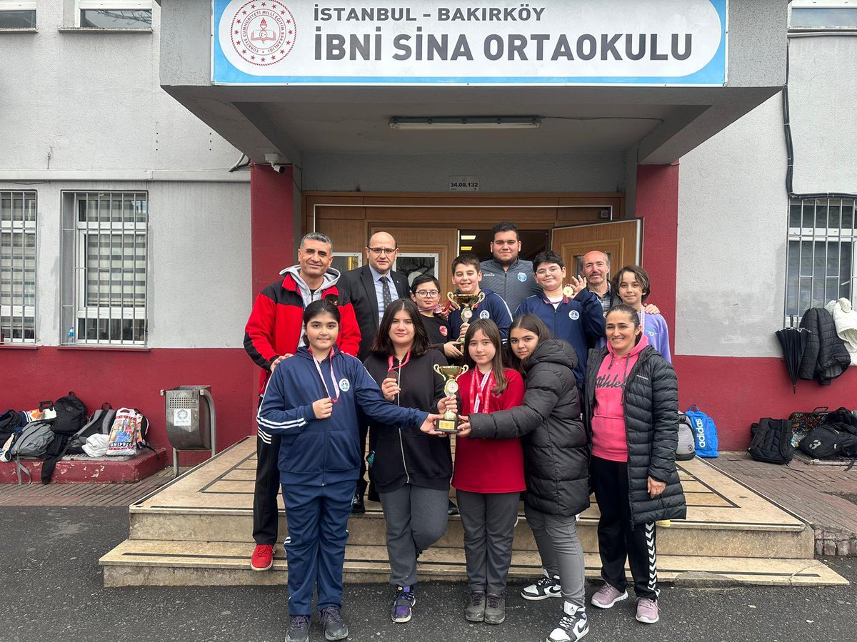BakirkoyMEM's tweet photo. ✨İstanbul Okul Sporları Bocce İl Birinciliği yarışmasında ilçemiz @Bahem1 tarafından açılan Bocce kursunda @bakirkoyibnisi1 okulumuz küçük erkek takımı İl 1️⃣, Küçük kız takımında ise İl 3️⃣. olmuştur.🥇🥉

Öğrencilerimizi ve emek veren öğretmenlerimizi tebrik ederiz. 

@cepni6144 https://t.co/UdbYJvMxvc