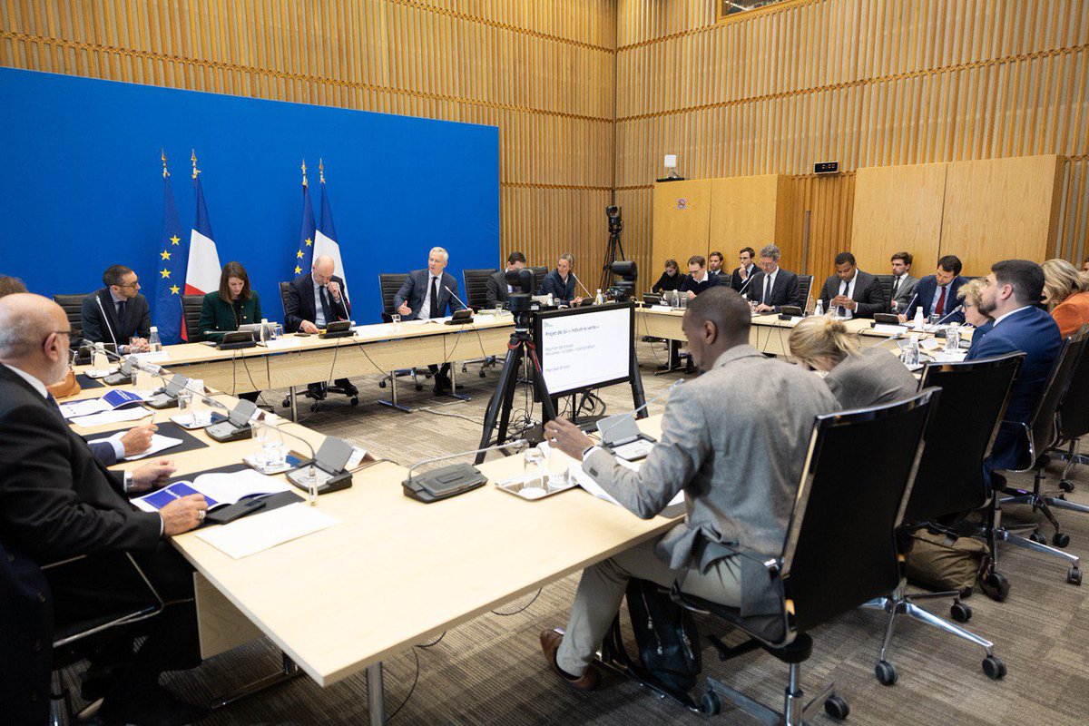 BBuffault's tweet image. Industrie verte : point - devant la presse et les ministres @BrunoLeMaire et @RolandLescure - sur les travaux en cours réalisés sous l’égide de @guillaumekasba par les parlementaires et les chefs d’entreprises. Déjà plus de 200 auditions !

Proposition de mesures fin mars. 🚀🇫🇷