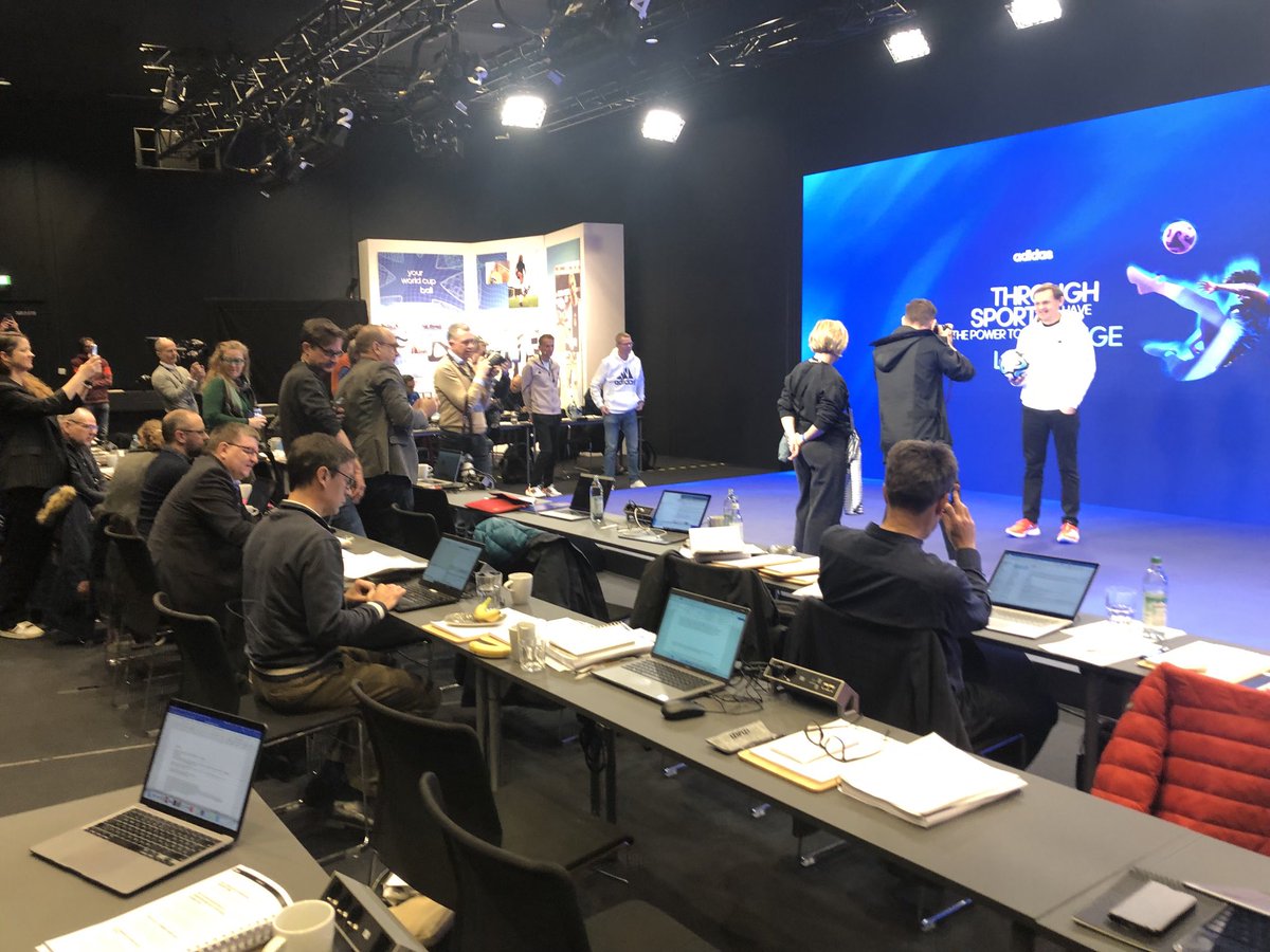 Bei Björn #Gulden gewesen (ganz rechts, der in weiß). Der hat ja was vor bei #adidas - und sich selbst auch direkt befördert. Via ⁦<a href="/wiwo/">WirtschaftsWoche</a>⁩ wiwo.de/unternehmen/ha…