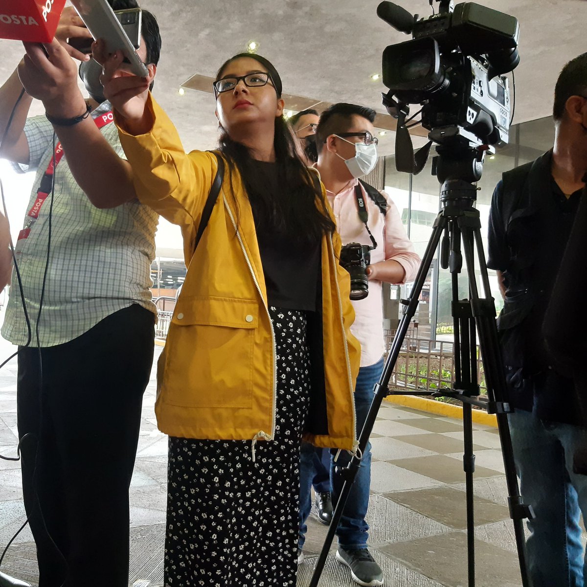 🔟

Ana Victoria Félix es integrante de la comunidad de periodistas del Hub de Periodismo de investigación de la Frontera Norte. Después de ser becaria que realizó investigaciones de alto impacto, actualmente es la coordinadora editorial en el Border Hub

bordercenter.net/es/blog/ana-vi…