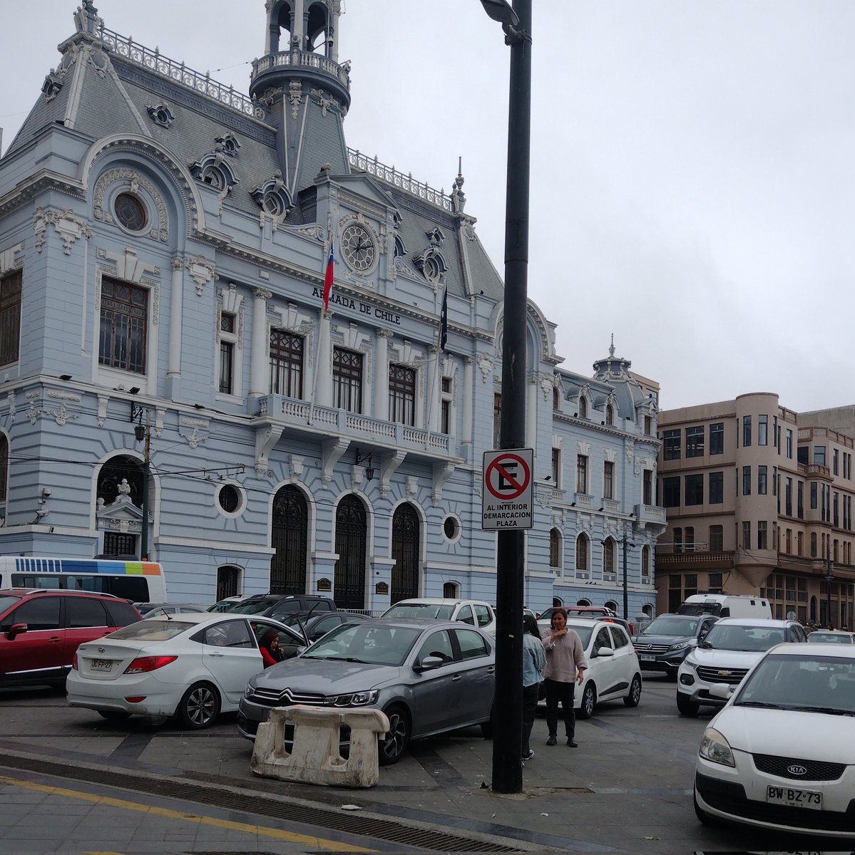 LeonardoCHidalg's tweet photo. Al parecer la señaletica que prohíbe estacionar es un adorno más..

Es Urgente que  @MunicipioValpo y @CarabValparaiso fiscalicen a conductores imprudentes.

CC: @JorgeSharp @DPRValparaiso. https://t.co/FIYYauUL1M