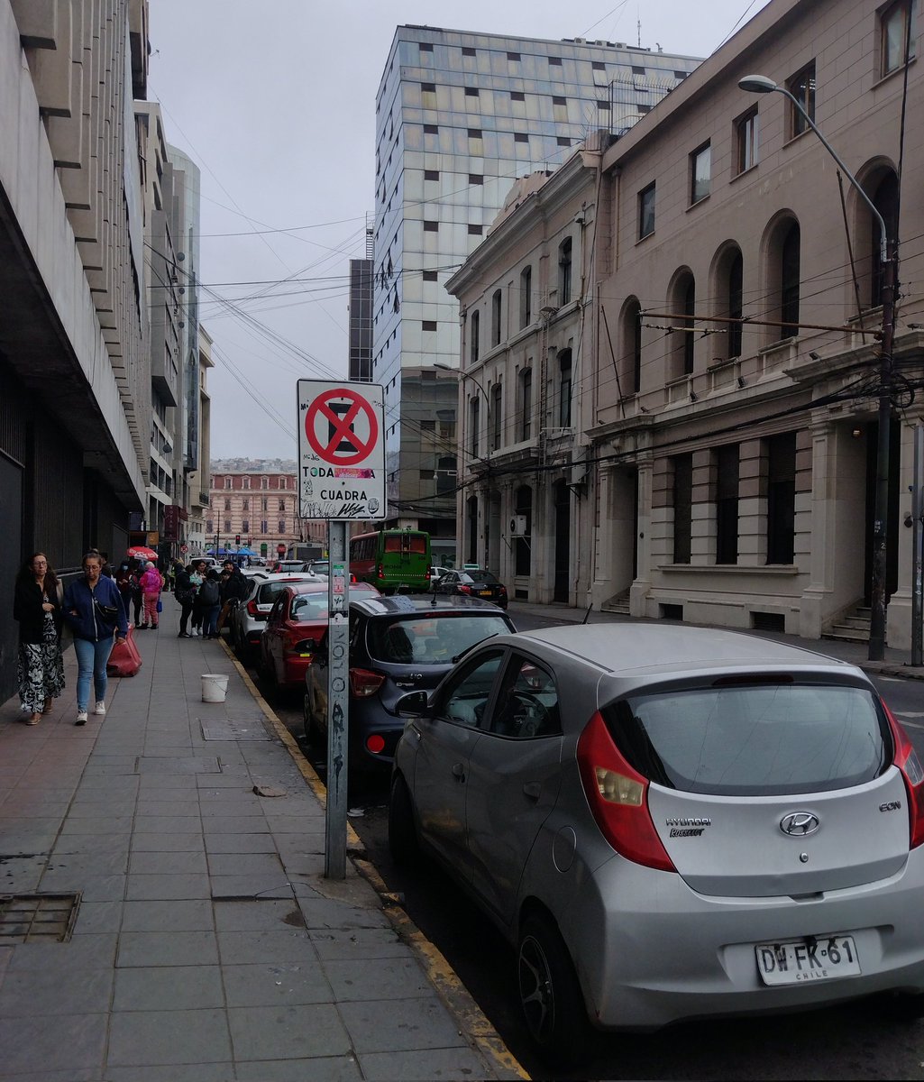 LeonardoCHidalg's tweet photo. Al parecer la señaletica que prohíbe estacionar es un adorno más..

Es Urgente que  @MunicipioValpo y @CarabValparaiso fiscalicen a conductores imprudentes.

CC: @JorgeSharp @DPRValparaiso. https://t.co/FIYYauUL1M