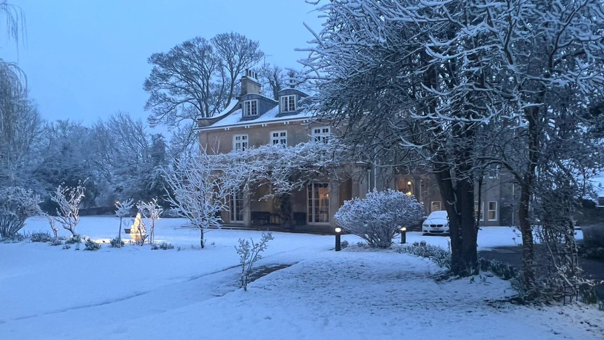Chiseldon House in the pretty #snow  we've had here in #Wiltshire today #snowday #winter23 #wiltshour