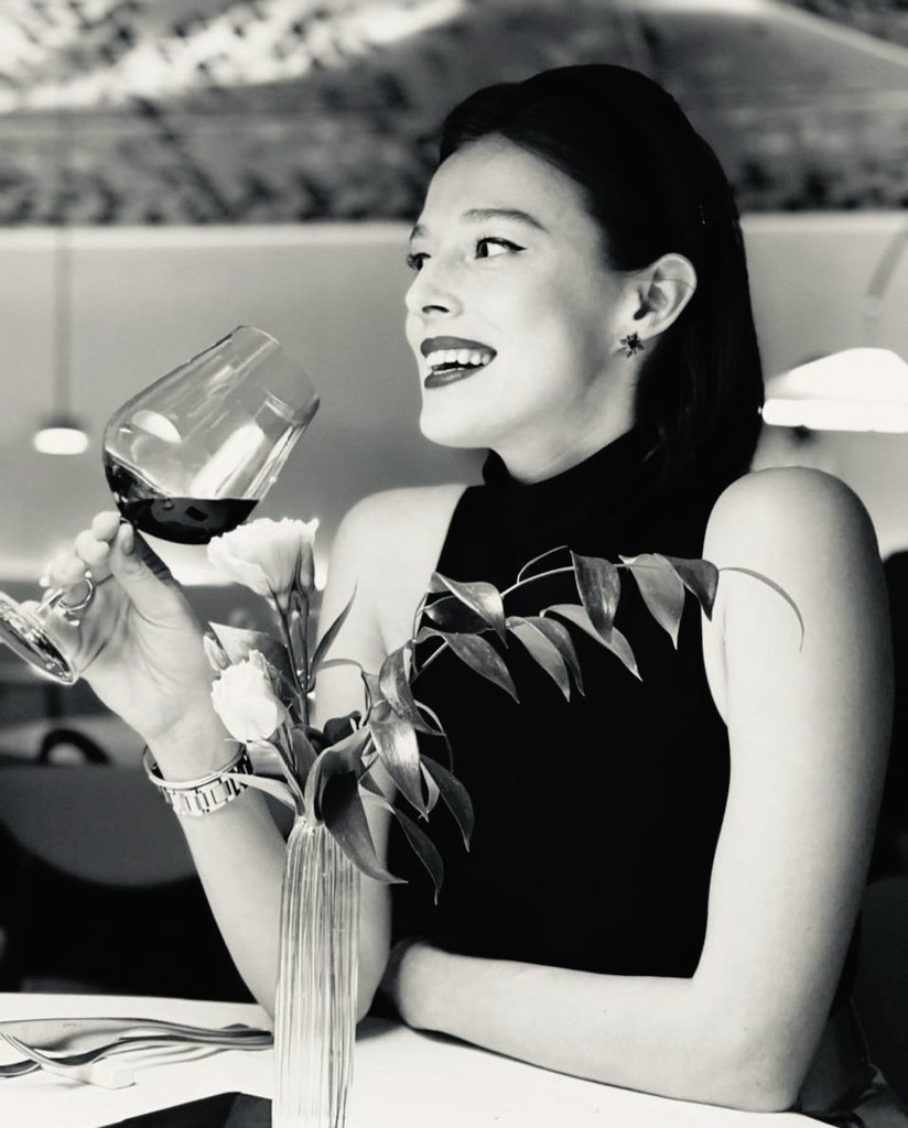 дорогіе дѣвушки!
поздравляю съ международнымъ женскимъ днемъ!!