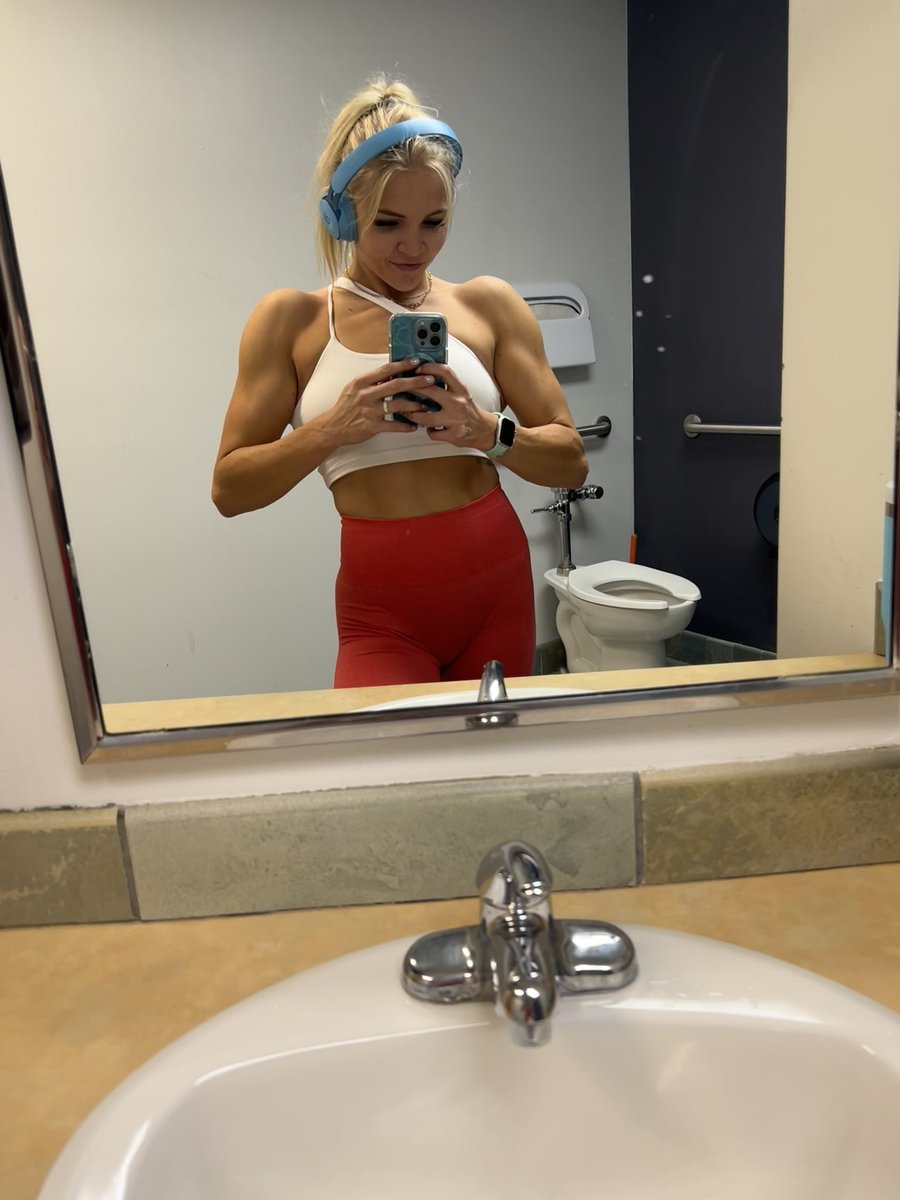 buff_barbie0's tweet photo. Shoulder pump goin crazy 

#shoulders #girlswithmuscle #fitgirl #onlyfans #workout #fitness #hotgirl #InternationalWomensDay #bodybuildinggirl #gymgirl #fitnessgirl https://t.co/ET9B5wL0pW