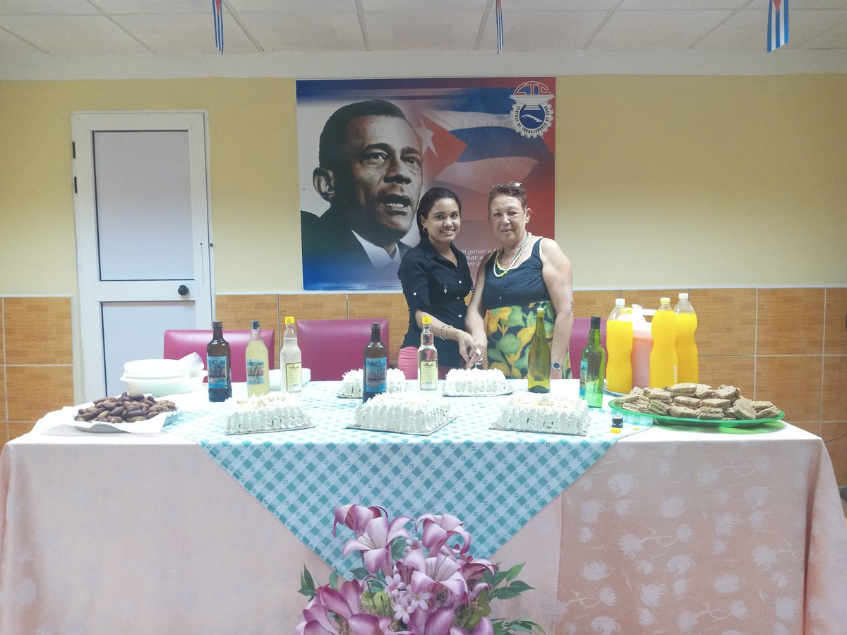Mayte_yera78's tweet photo. En la celebración por el #DiaInternacionalDeLaMujer en la @CTCienfuegos experiencia y juventud se mezclan en el cumplimiento de las tareas. Emelina y Annielys nos hacen el honor de picar el kake.@UlisesGuilarte @CubaCentral https://t.co/JBqgvxsLhi