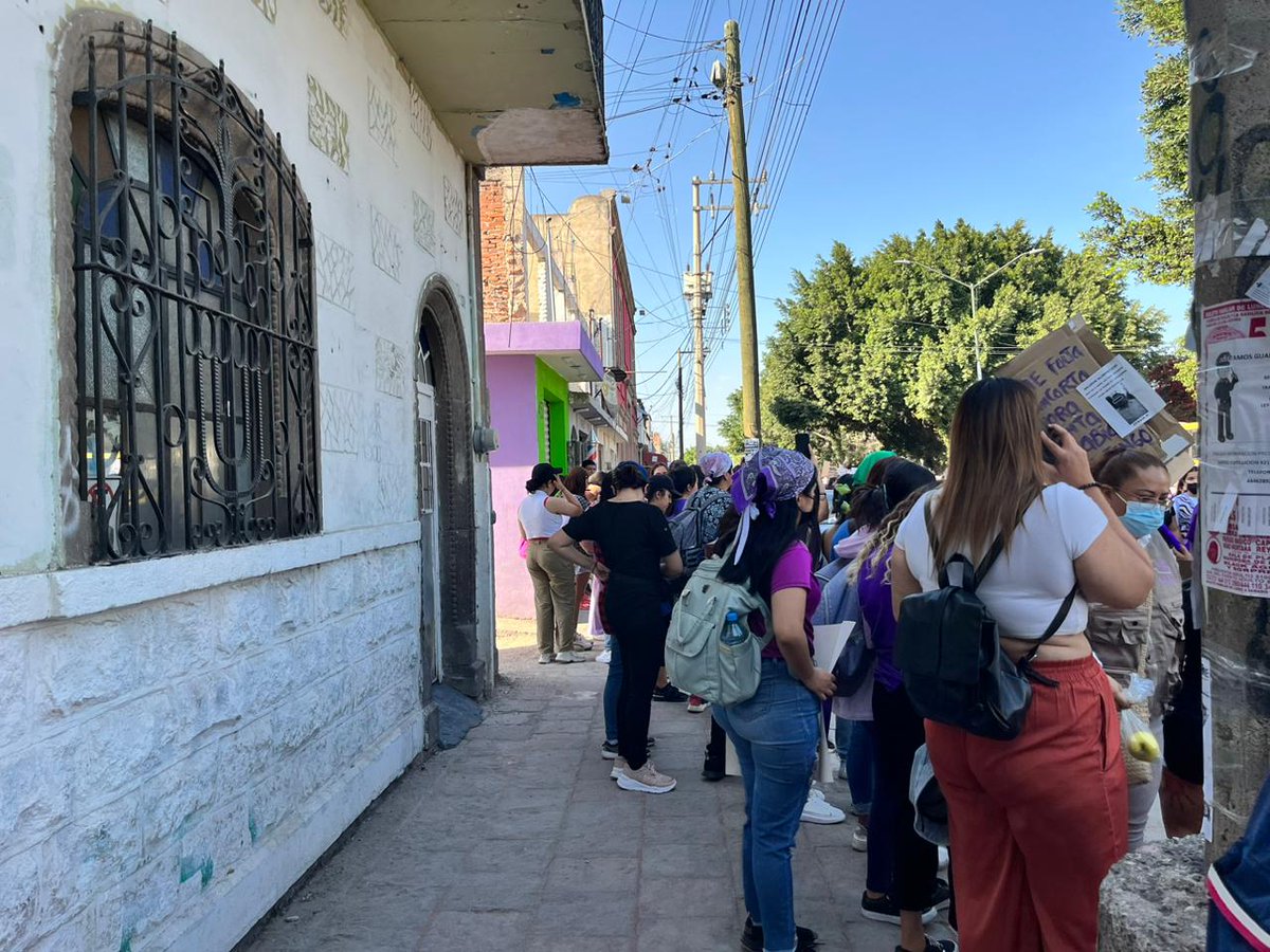 ElSoldeSanLuis's tweet photo. Participantes de la marcha por el Día Internacional de la Mujer avanzan por avenida Eje Vial con destino a la FGE #8MSLP 

📷 Martha Zaragoza 💚💜 https://t.co/X8zHBl8Hyx https://t.co/aR7W8ggI5c
