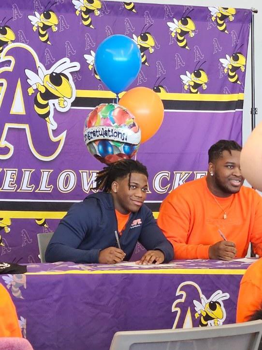 Signed.✍🏾🧡  <a href="/PStuursm/">Peter Stuursma</a> @CoachStuddd <a href="/HopeCollegeFB/">Hope College Football</a> <a href="/jacobpardonnet/">Jacob Pardonnet</a> <a href="/DeShawn71Rob/">DeShawn Robinson Jr.</a>