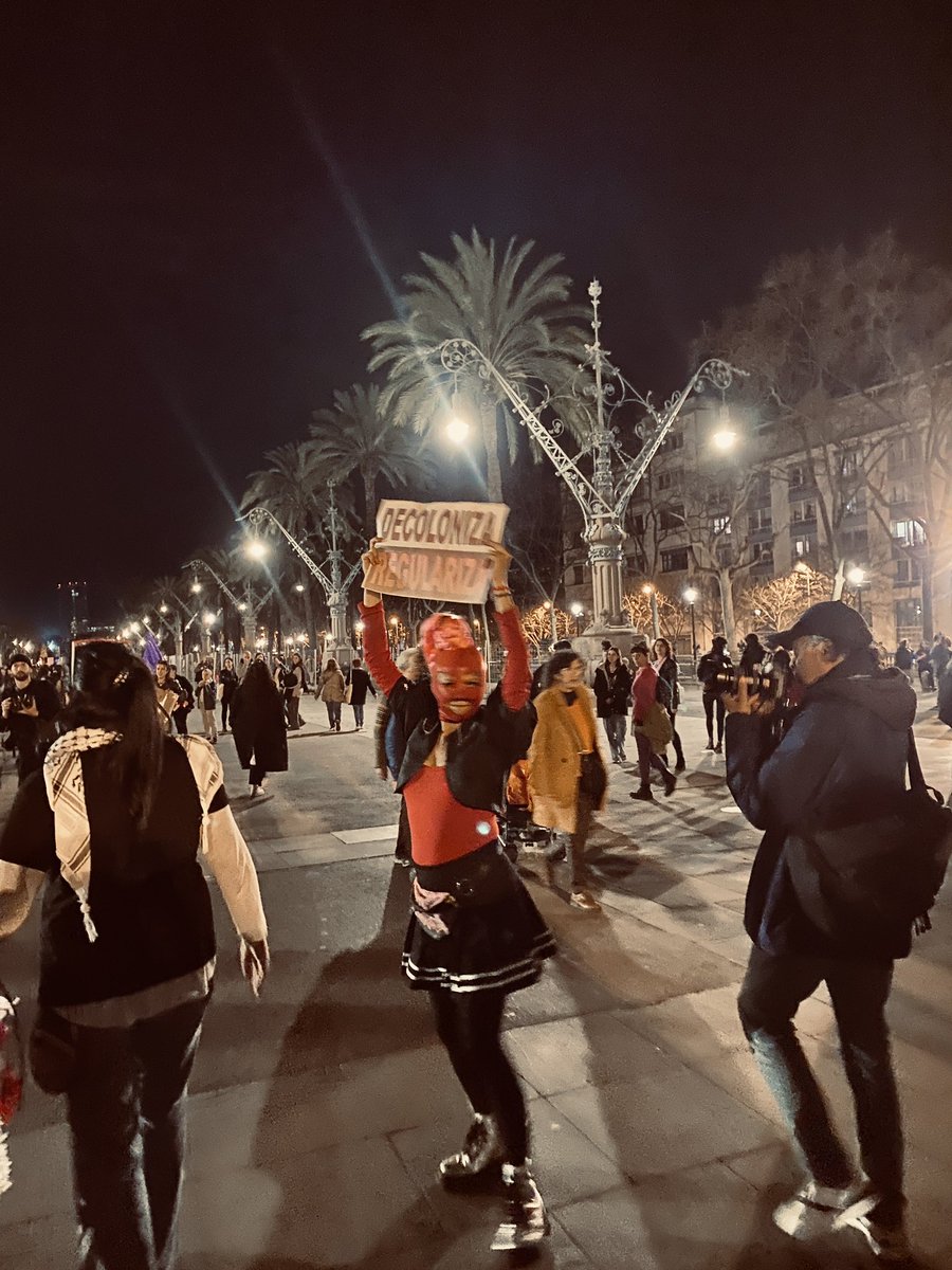 faticevallossc's tweet photo. 🗣️Ens organitzem per sostenir-nos i enfortir-nos! Migrar és un dret per a totes! El feminisme serà antiracista o no serà! ✊🏿✊🏾✊🏽
#8M2023 #feminismeantiracista #decoloniza #regulariza #RegularizaciónYA #Justiciasocial https://t.co/IJsvdsFkPH