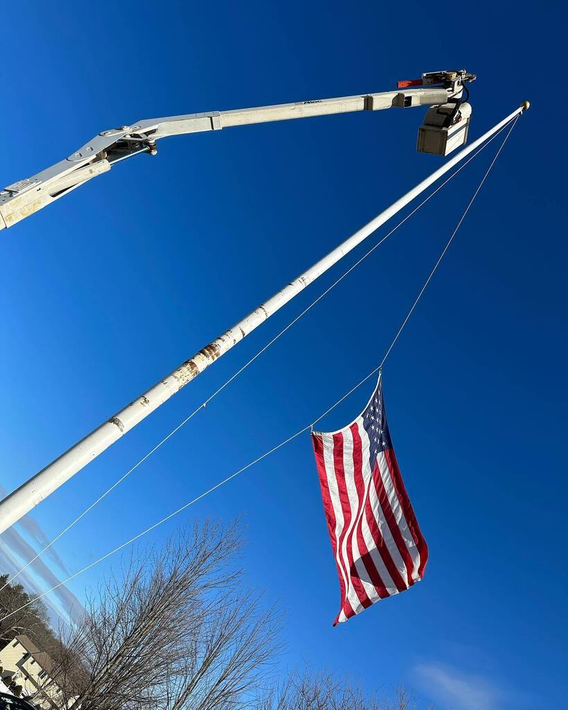 SMSBraintree's tweet photo. Shoutout to Braintree DPW who went wayyyyy up in the bucket truck today to repair Southโs jammed flagpole!
#CommunityHelpers #HelloDownThere #HalfStaffNoMore@townofbraintree @braintreemayor https://t.co/zNDCGADO0p https://t.co/6HV34fEiu6