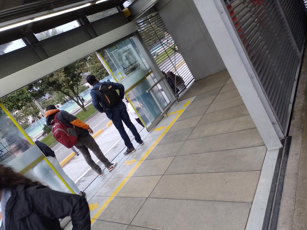 johnjaColombia's tweet photo. Gracias por dejarnos encerrados y que la gente se arriesguen a salir por donde no es @TransMilenio @Bogota #EstacionCAN https://t.co/UPiaW2y63e