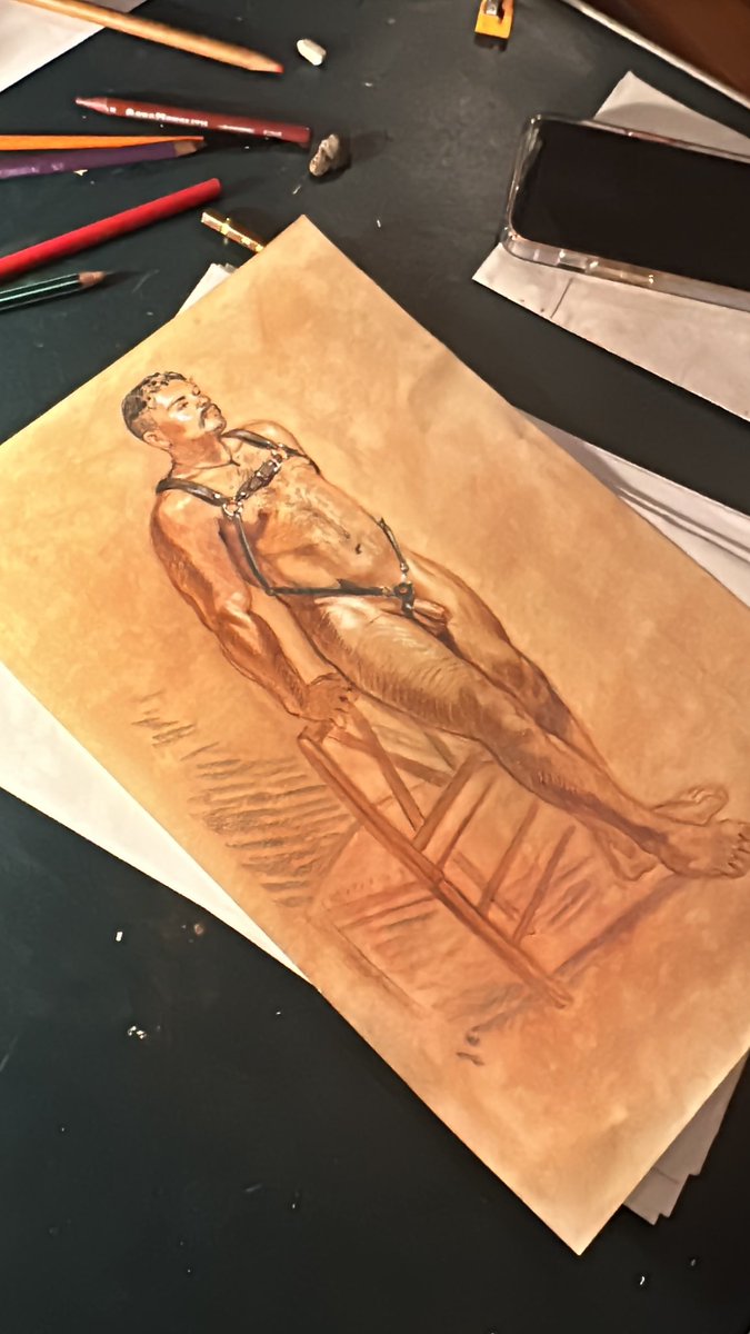 hairygalest's tweet photo. Me invitaron a posar en una clase de dibujo al desnudo. 
Es un lugar donde varios hombre de reúnen para dibujar a modelos todos al desnudo, en mood tranqui y de amigos.. 

Creo que el dibujo quedó increíble, si lo expusieran en una galería, lo comprarías? https://t.co/Rf4Mpl6APm