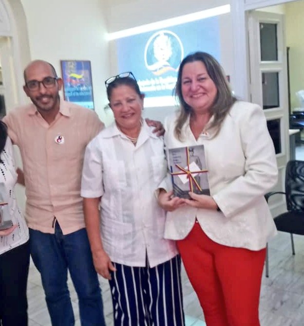 AsambleaCuba's tweet photo. La miembro del Comité Nacional de @FMC_Cuba y Jefa de Departamento Independiente de Relaciones con Órganos Locales del #PoderPopular en Mayabeque, @hoyos_miriela, impartió conferencia sobre el Programa Nacional para el Adelanto de las Mujeres en @EmbaVECuba

#MujeresEnRevolución https://t.co/XcbrJSHUO7