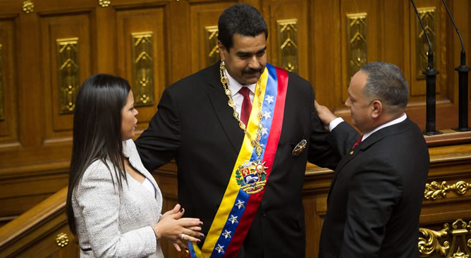 💜Pdte. <a href="/NicolasMaduro/">Nicolás Maduro</a> 

"Hace 10 años yo me
juramenté por primera vez como Presidente Encargado de la República Bolivariana de Venezuela. 10 años de aquel juramento en que asumí la batuta, la banda, en que asumí la fuerza y la causa de nuestro Cmdte. Chávez".

#ChávezFeminista