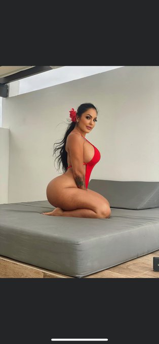 Soak it up ☀️ https://t.co/QJ1jn7NmZt https://t.co/NqS1KrDN1j<a href="/tag/ninamercedez"class="tags"><span>#ninamercedez</span></a>