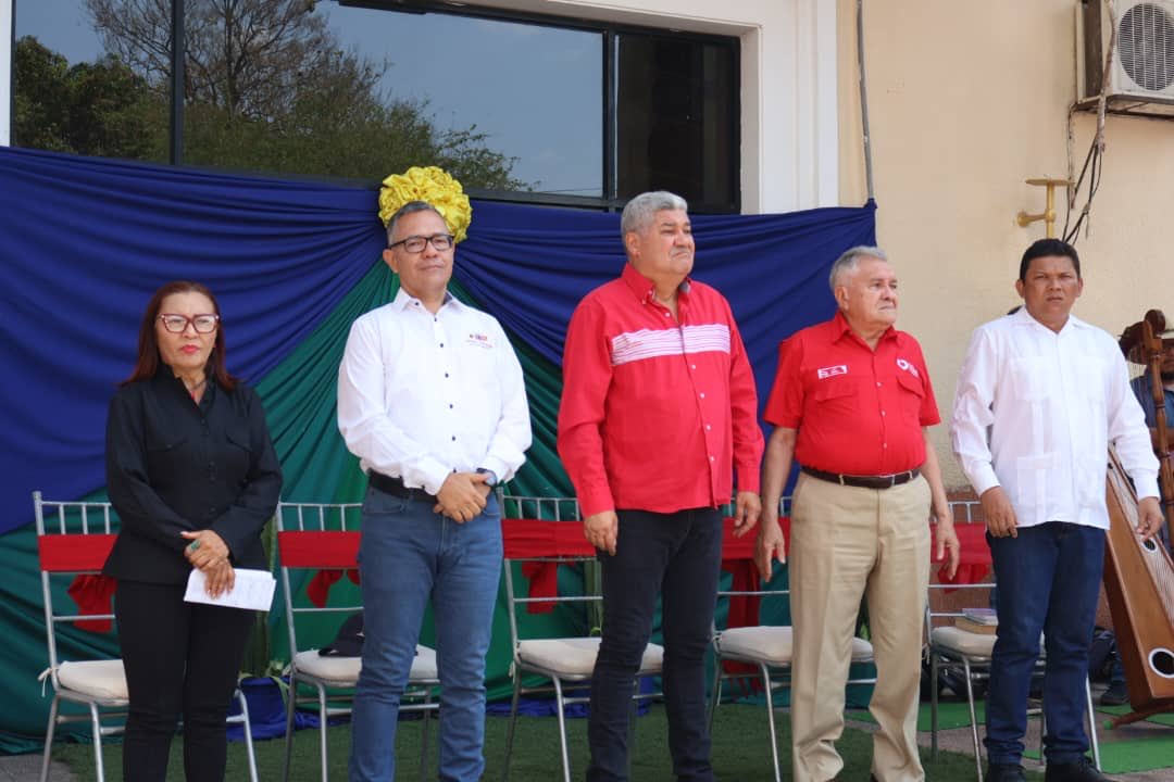Con mis camaradas ⁦<a href="/VillegasPoljak/">Ernesto Villegas Poljak</a>⁩ ministro de Cultura y Fernando Soto Rojas, inauguramos hoy la XVIII FILVEN, capítulo Apure. Desde hoy hasta el 11/03, en la plaza Bolívar De San Fernando, tendremos un encuentro con el libro y la lectura. Están tod@s invitad@s