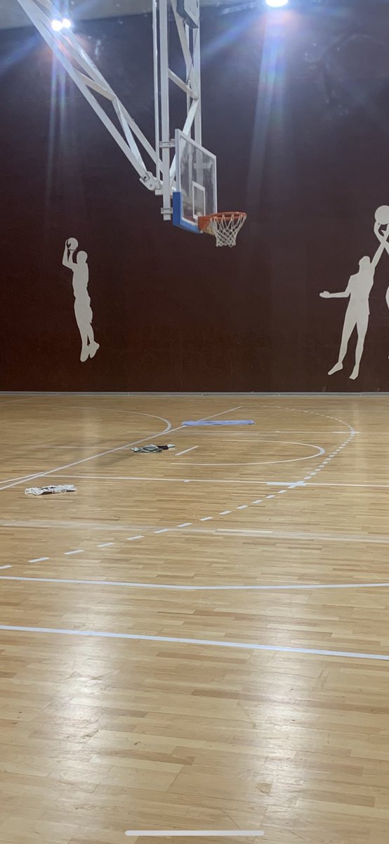 Sandra_Merino14's tweet photo. Buenas noches @Aytoburgos @danidelarosa 
Cada día que llueve y venimos a entrenar nos encontramos la pista así.
Como solución a las goteras del techo, toallas en el suelo.
Siendo imposible hacer uso de la instalación que hemos alquilado.
¿Alguna alternativa?
Gracias https://t.co/L689jgKLQF