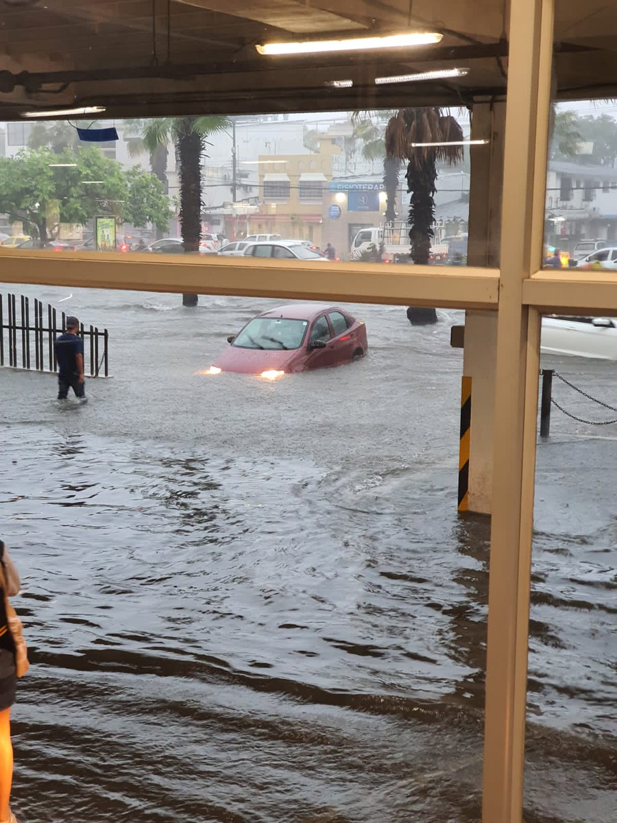 Anmi1409's tweet photo. Claramente #Guayaquil no ha tenido un buen manejo con sus cambios de gobierno, y eso siempre se ve reflejado con las piscinas gratuitas en temporada de lluvia https://t.co/K0IaA42uv8