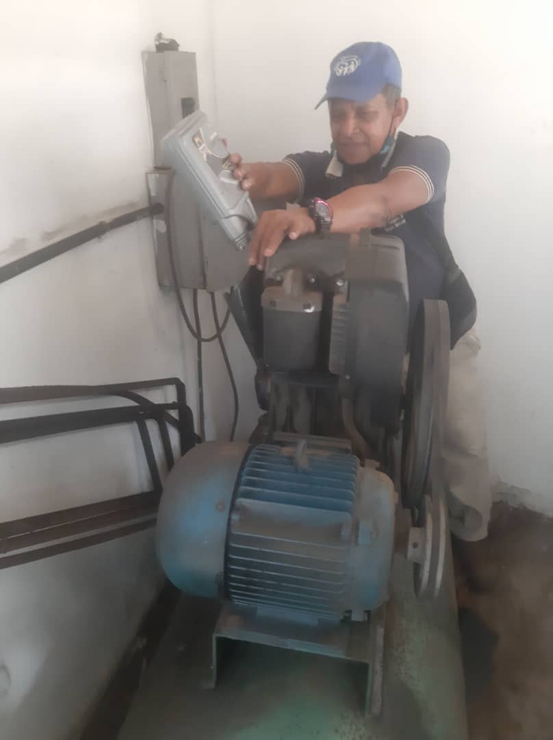 IVSSCENTRONORTE's tweet photo. El personal de Servicios Generales realiza mantenimiento preventivo a compresor de aire, cambio de aceite y luminaria al Servicio de Odontologia para brindar un servicio optimo. Somos IVSS @NicolasMaduro @MagaGutierrezV @Somosivss https://t.co/XpwDD3JomO