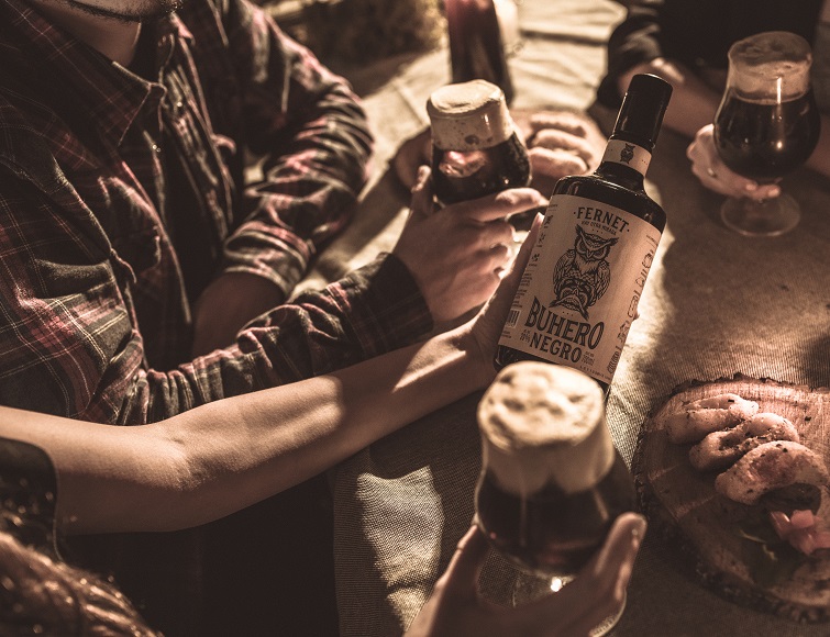 Pernod Ricard se dio cuenta le faltaba el Fernet en su amplia gama de productos y lanzó <a href="/BuheroNegro_AR/">BuheroNegro_AR</a> , su fernet artesanal. Tendr{a un partido difícil ya que competirá con marcas como Fratelli Branca y 1882.