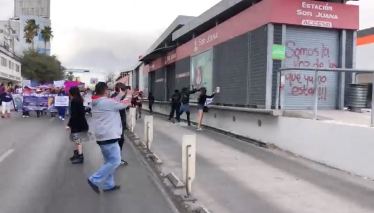 RevistaExpres1's tweet photo. Empiezan las manifestaciones por el 8 de marzo. Varias estaciones del sistema de transporte Bowi fueron vandalizadas. Se teme que han lo mismo ocurra con Palacio de Gobierno. #Chihuahua @MaruCampos_G #DiaInternacionalDeLaMujer https://t.co/H759iZWYwi