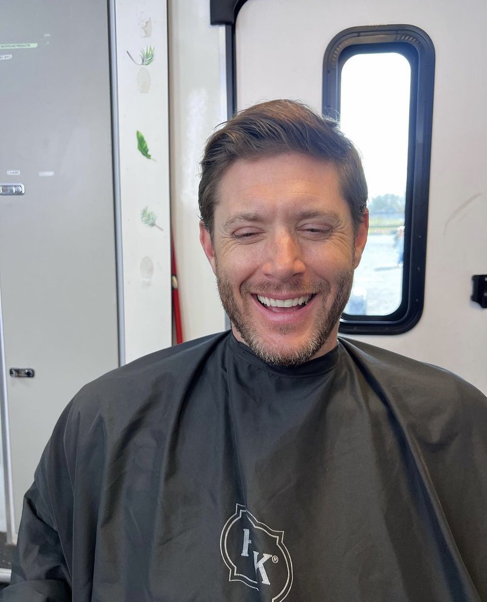 alwaysdeanw's tweet photo. jensen                               jensen 
on spn finale                  on tw finale 
set                                      set https://t.co/F4OlPE00zB