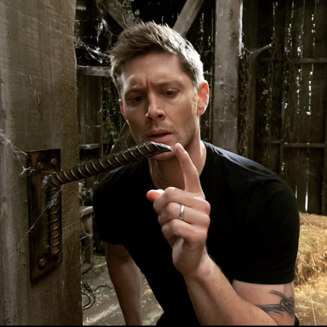 alwaysdeanw's tweet photo. jensen                               jensen 
on spn finale                  on tw finale 
set                                      set https://t.co/F4OlPE00zB
