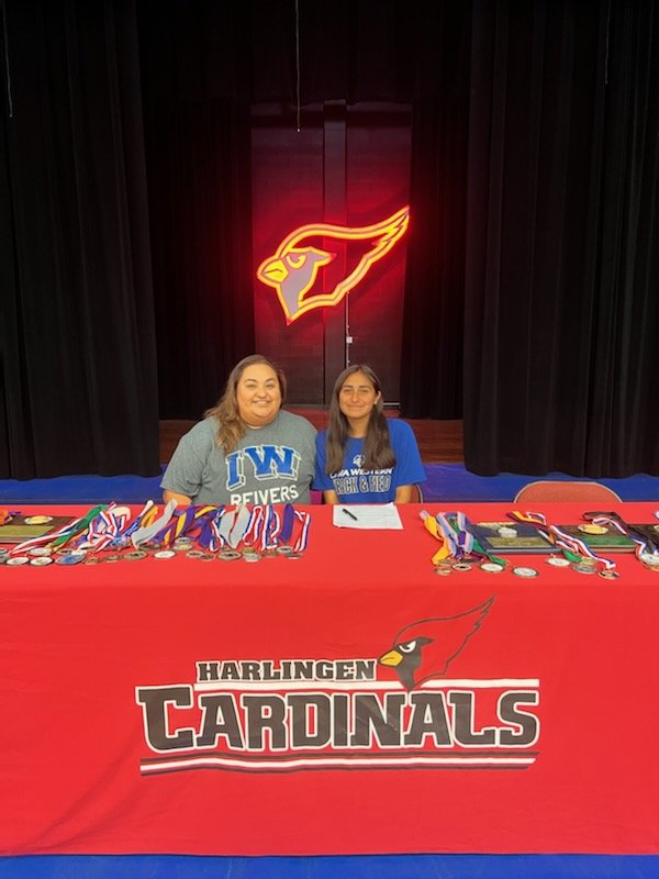 gfgafo8's tweet image. I've never been SO PROUD! 
2x XC District Champ, State Qualifier, School District record holder in the 3200m &amp;amp; 1600m, and the season isn't over yet! The sky is the limit baby girl, can't wait to see what's next to come! #InternationalWomensDay #CSND #CrossCountry #Track #Distance