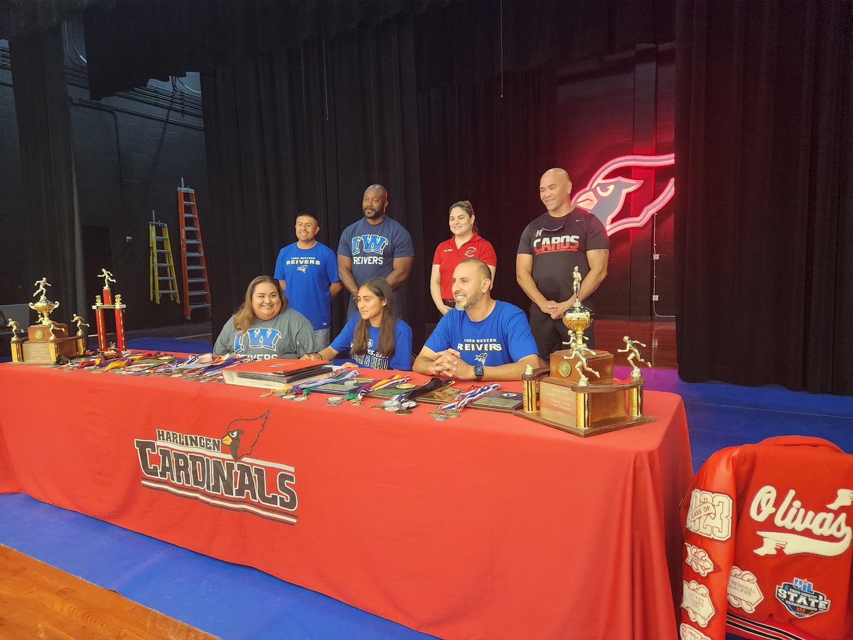 gfgafo8's tweet image. I've never been SO PROUD! 
2x XC District Champ, State Qualifier, School District record holder in the 3200m &amp;amp; 1600m, and the season isn't over yet! The sky is the limit baby girl, can't wait to see what's next to come! #InternationalWomensDay #CSND #CrossCountry #Track #Distance