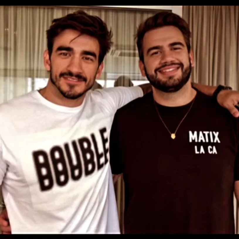 fieis_gui's tweet photo. Aos gêmeos mais lindos desejamos muitas bênçãos e regados de realizações. 
Feliz aniversário!Que a vida lhe presenteie com toda paz e amor do mundo, hoje, amanhã e sempre. https://t.co/FAwRF0e22y