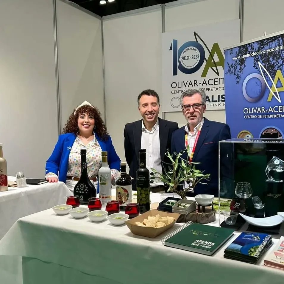 olivaryaceite's tweet photo. 🫒Finalizamos la @WorldOliveOil  felices  por las numerosas visitas que hemos recibido en nuestro Stand, interesados en conocer el proyecto de la "Asociación Olivar y Aceite Provincia de Jaén " y los excelentes productos de los socios que nos han acompañado

#wooe #aove  #olivar https://t.co/qGoEvwQpjm