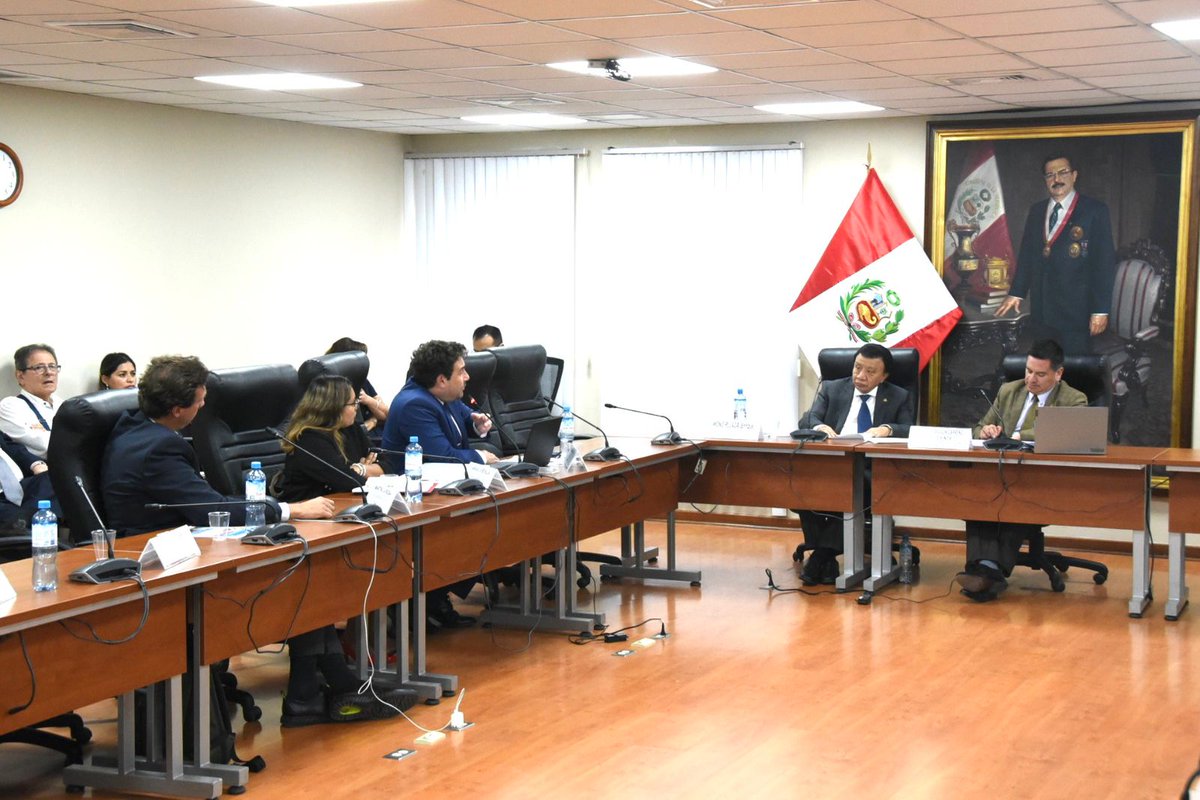 Al cierre de su participación, el presidente del Indecopi, <a href="/JulianPalacinG/">JULIÁN PALACÍN GUTIÉRREZ</a>, planteó ante la <a href="/Comitranspor23/">Comisión de Transportes y Comunicaciones 2022-2023</a> la conformación de un grupo de trabajo para revisar la Ley de Aeronáutica Civil, iniciativa que fue bien recibida por la Dirección General de Aeronáutica Civil.