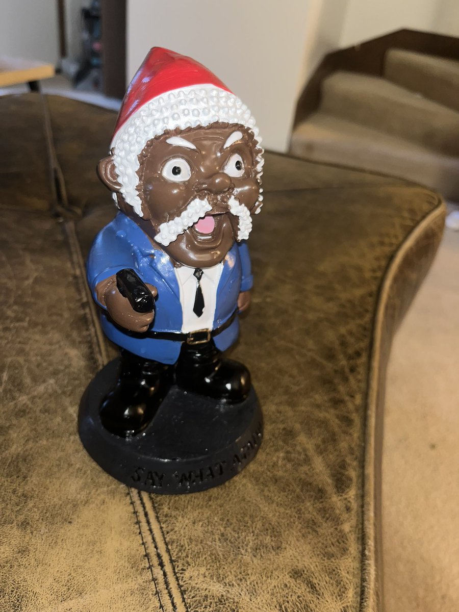 RickyDragoni's tweet photo. As promised! Hahahaha #gnome #pulpfiction @SamuelLJackson #author #saywhatagain #boricua https://t.co/0i8WQNHWli