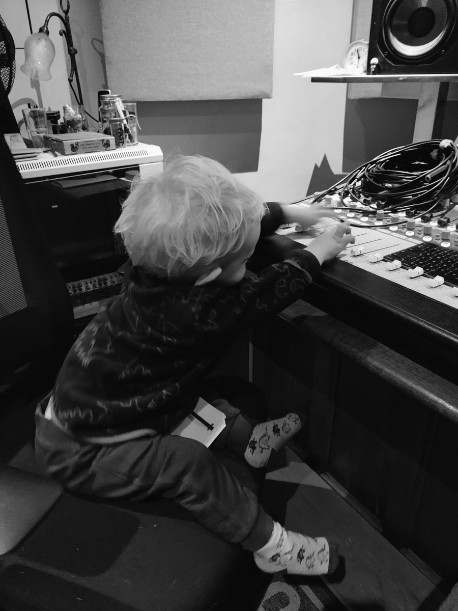 RiddlerMusic's tweet image. I wish I had photos of the actual session in progress, but obvs I was driving our lovely @AudientWorld desk 😍 #Coles4038 #sm7b #cloudlifter