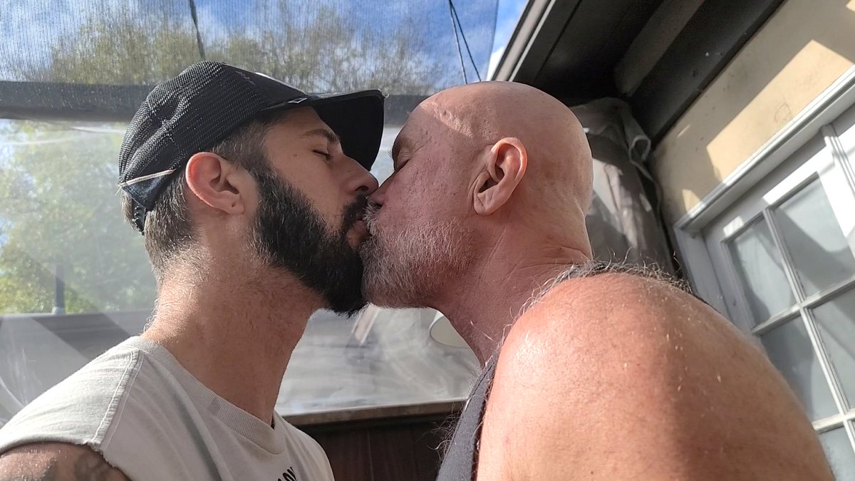 romeodavisxl's tweet photo. HOT PICS feat hot daddy @MrJakeMitchell   from my hot new video coming soon! 
https://t.co/HLi6URxDsb
https://t.co/vtbtZ6G83t https://t.co/fSrJOyjnSl