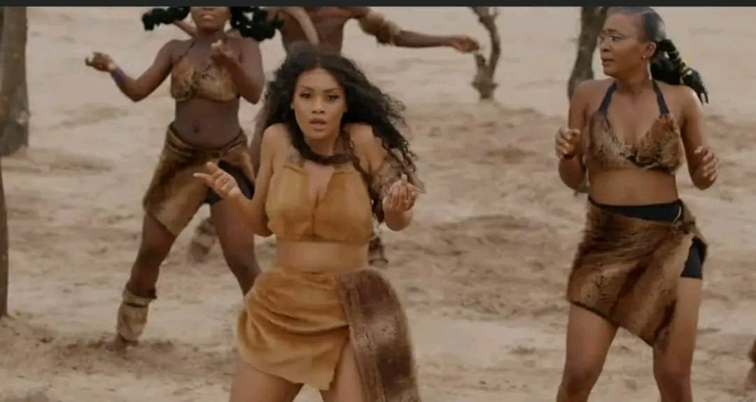 MMCrdc243's tweet photo. Rebo Tchulo augmente la tension dans son nouveau clip "Mukaji internationale".

Dans ce morceau, la jeune chanteuse remercie son créateur pour le succès qu’il lui a donné, qui au fil des ans, a engendré des gens jaloux qui veulent sa chute.[1] https://t.co/IB6eILZCgL