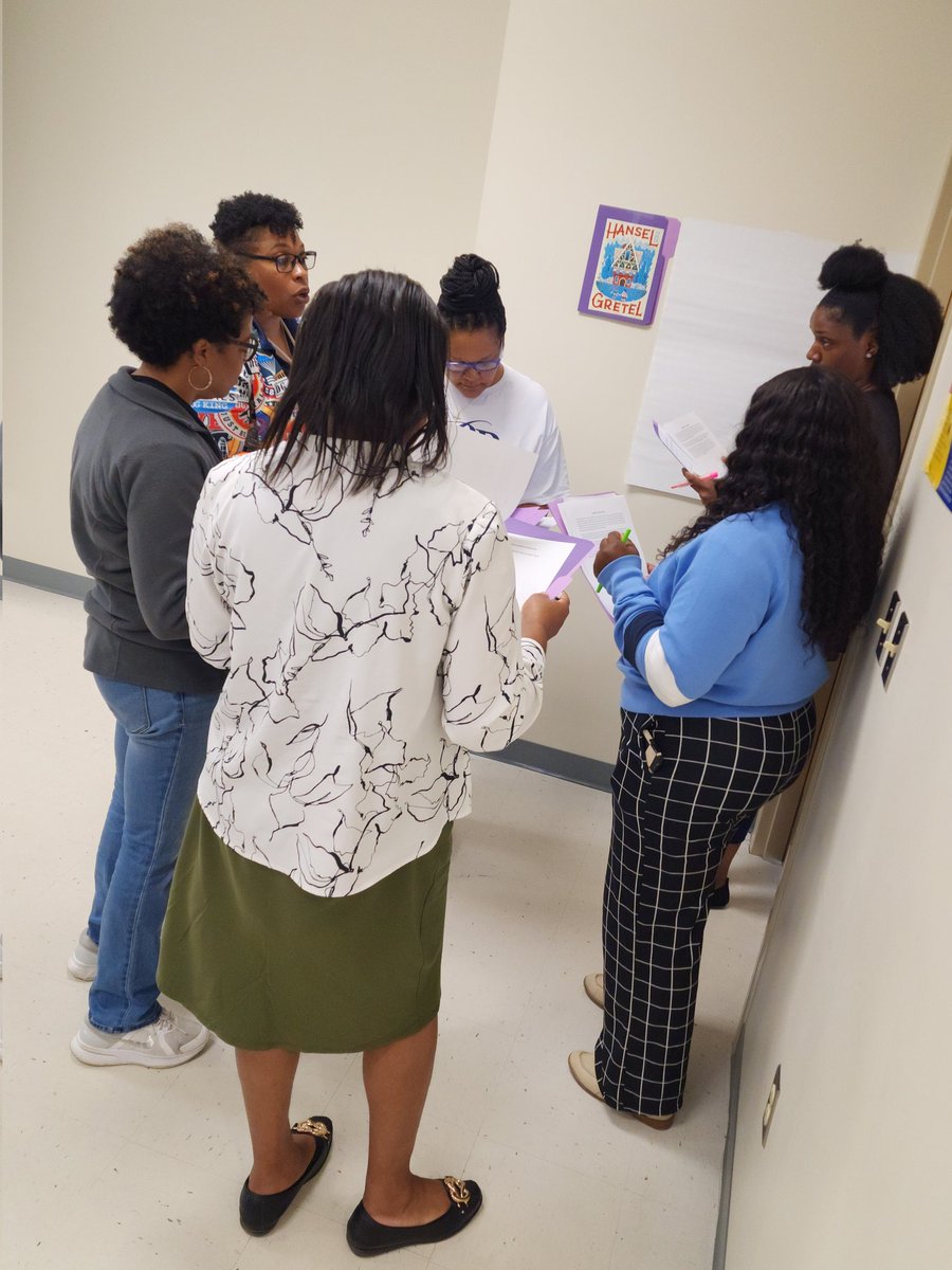 TifftheSTEMist's tweet photo. Mentors in @ebrpschools Professional Educator Induction Program (PEIP) engage in after school Professional Development on effective questioning and discussion techniques! They will take this info to mentees. #TeacherEffectiveness #WeAreEBR https://t.co/ryL0zOQjyf