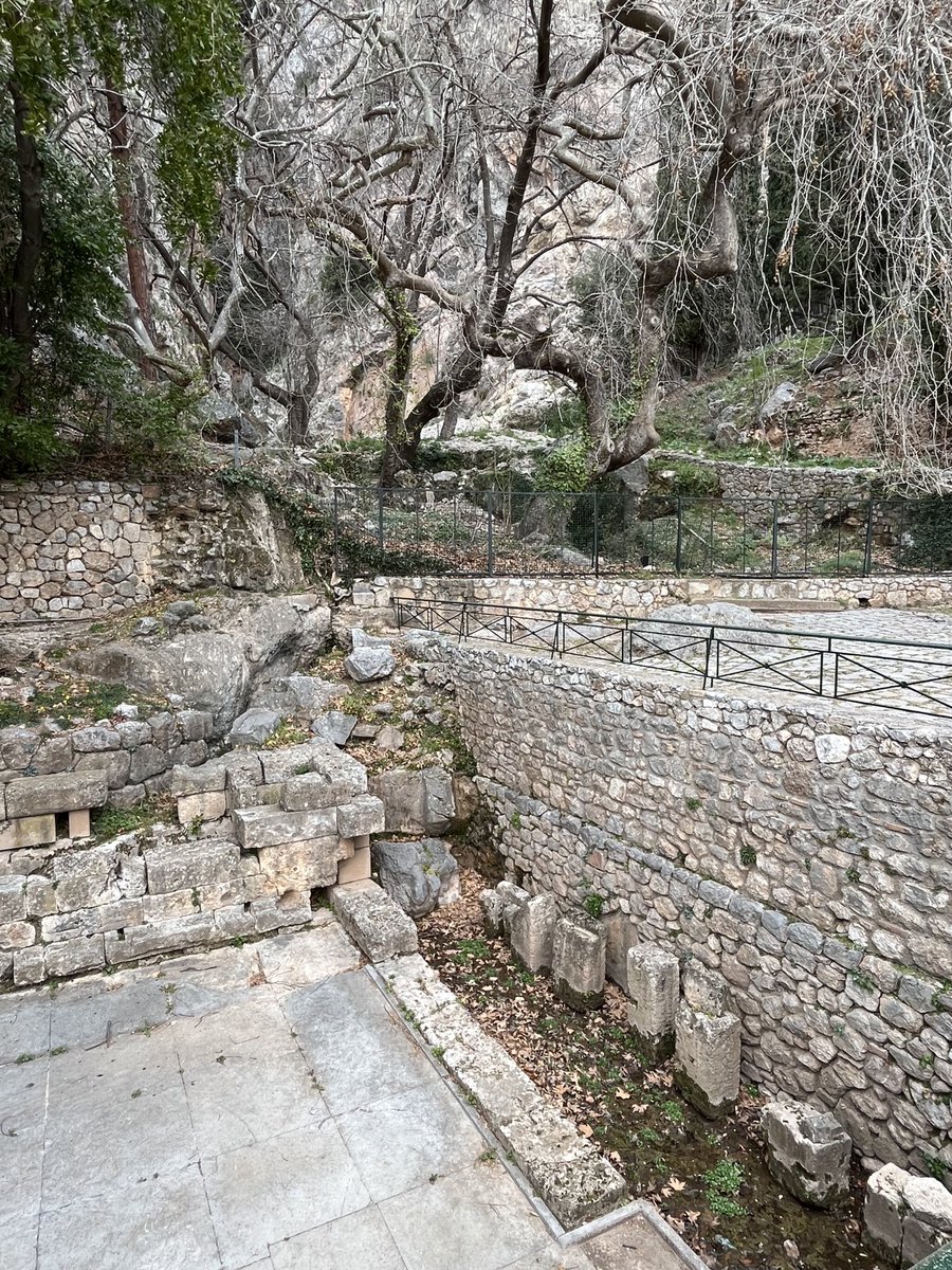 La fontaine de Castalie à Delphes où jaillissait l’eau du mont Parnasse et qui servait aux purifications des prêtres, des pythies et des pèlerins venant au sanctuaire d’Apollon.