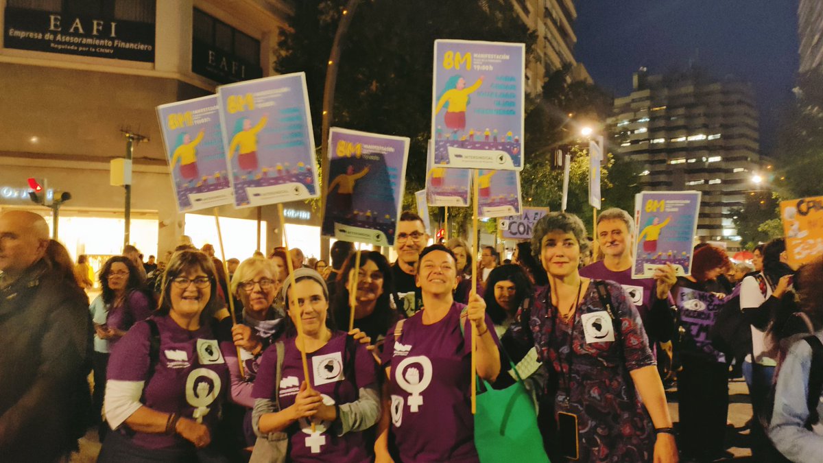 OM_INTERSINDRM's tweet photo. En la manifestación del #8M2023 en Murcia en el bloque #TodasConSandra Y con la amiga @RozalenMusic que se ha juntado un rato con nosotras #QueVivanLasMujeres https://t.co/eOAy0HaZZo