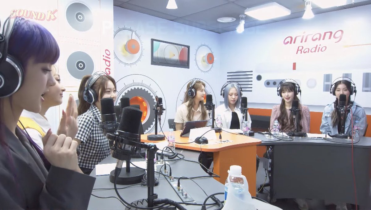moonightbest's tweet photo. Gordita, bonita y con toda la actitud me puse atenta a la #𝑟a𝚍𝕚o及𝕔hill en la frecuencia #𝟾𝟾·𝟹𝟹ー𝙵𝙼 para no perderme ni un poquito de estas bebitas en la #𝕔hillinꕤ𝑠tatiôn

𝑽ısuαl 𝙴𝚈𝙴𝚂 — 🎀♡ #ARSYN https://t.co/CFA6O1jQBj