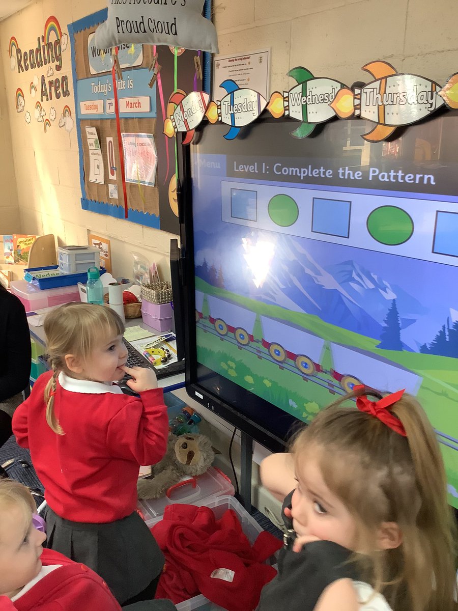 HasNursery's tweet image. We have been doing #SuperShapes by matching the shapes and completing shape patterns 🟡🟥🟡🟥🟡

#MagicMaths 
#EYFS