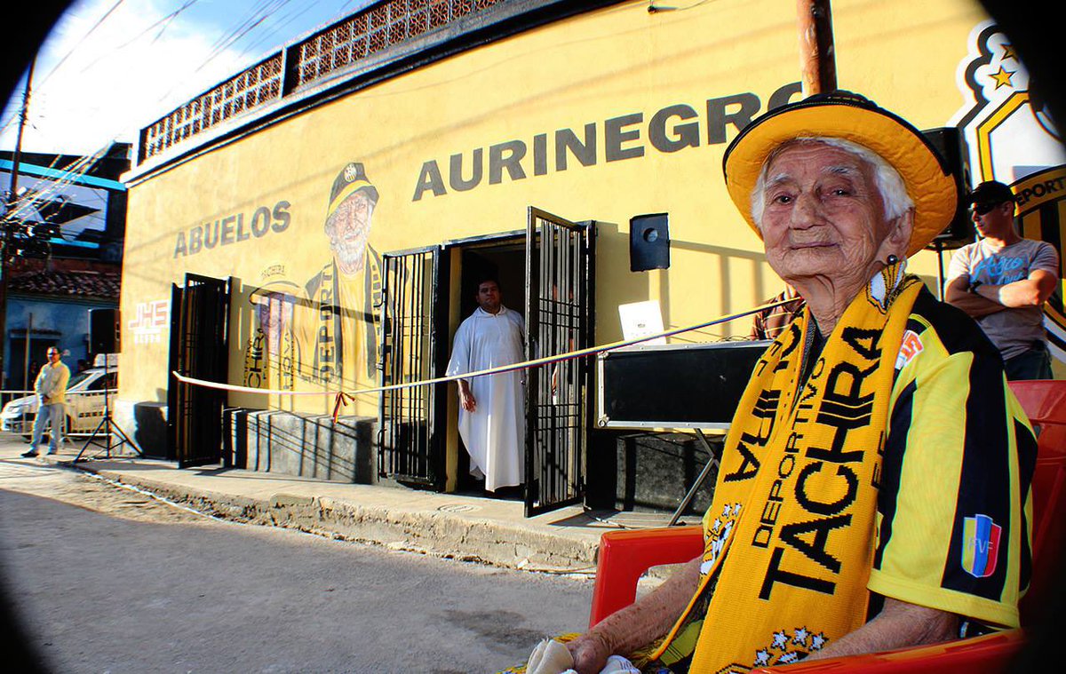 DvoTachira's tweet photo. 🤗 Gracias por darnos la vida, por guiarnos e inculcarnos este amor tan profundo por nuestros colores, por enseñarnos desde niños a alentar incondicionalmente, a defender el escudo que llevamos con orgullo en el pecho 👏

¡Feliz día, AURINEGRAS! 💛🖤 https://t.co/UWEYBbykrp