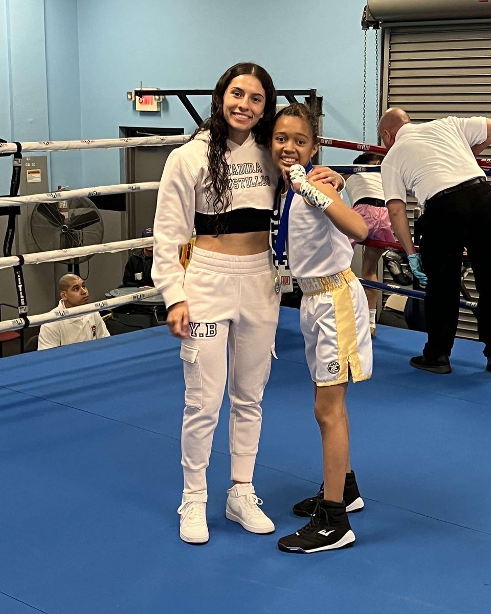 Yadira682's tweet photo. It was an honor to be asked to give away the medal to the winner of this fight.  I’m very proud of both of these girls.  @yullicia @zmonayboxing Keep pushing and never give up. Make your dreams come true #boxeomujeres #tambienlasmujerespueden #chasingmydreams #joinmyjourney https://t.co/qDWMPaZpTF