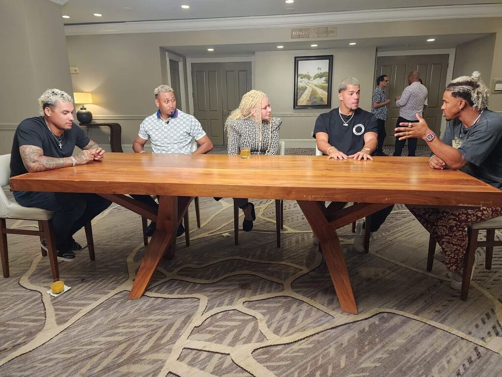 Cuanto vale esta mesa? 😁 
⚾️ 🇵🇷 

#LaRubiaConLosRubios 
Pronto en @Burbu.Tv (YouTube)
#TeamRubio
#LosNuestros🇵🇷
#ClasicoMundialBaseball⚾️ instagr.am/p/CpiYbSDgPcA/