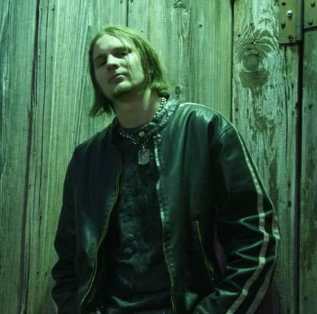 Christraint's tweet photo. Uh oh.... band photo shoot day comin' up soon. These are from some of my favorite shoots over the years. Feel free to ridicule and photoshop as you deem necessary. #DudeOverTheYears #20yearsOfRockin #QueefFree https://t.co/17HqHkSo0B